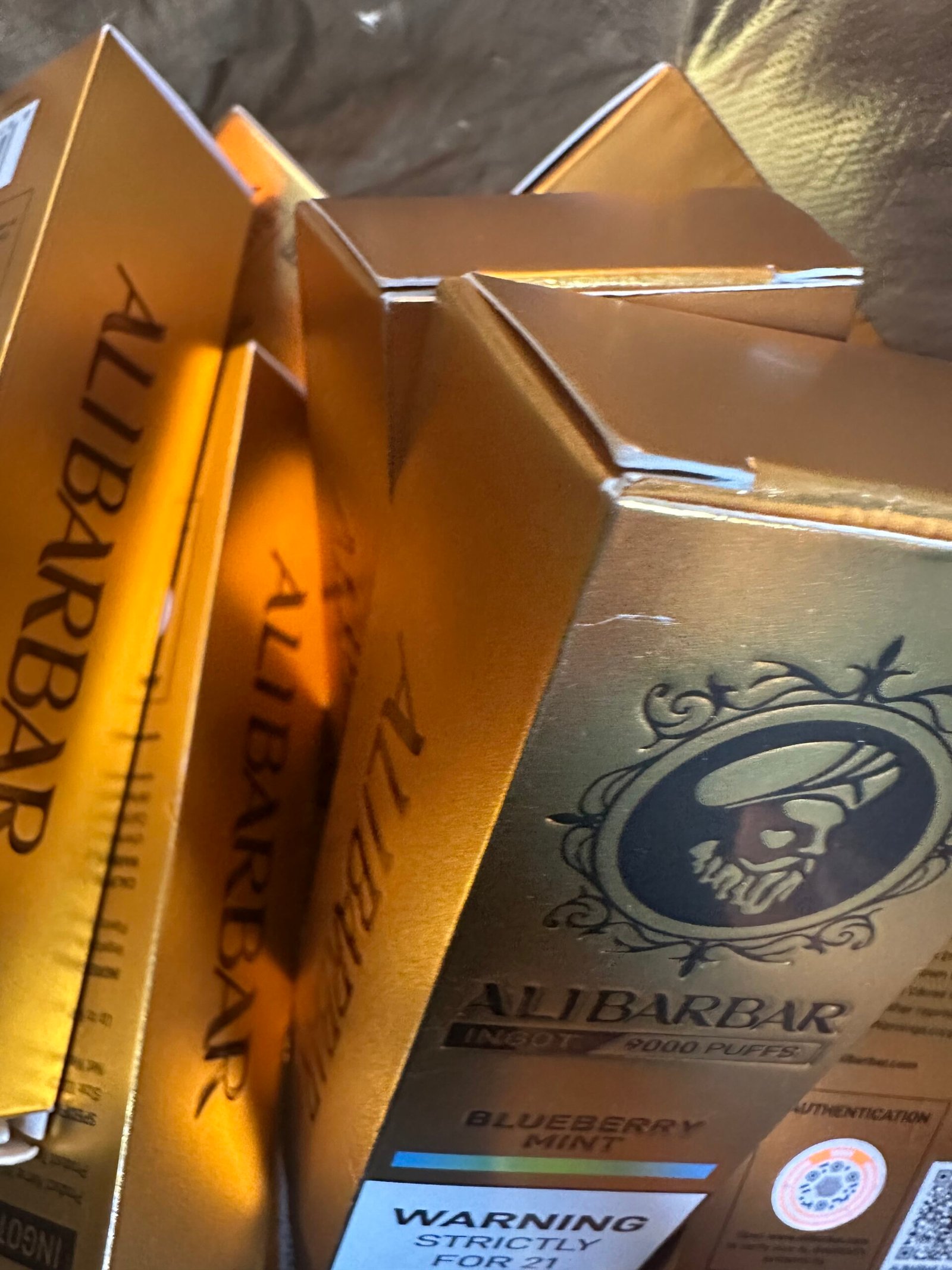 Australian customer holding ALIBARBAR INGOT 9000 disposable vape product photo